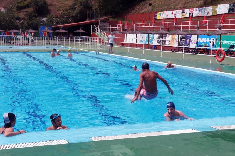 Un baño en la playa para combatir el calor en Gijón