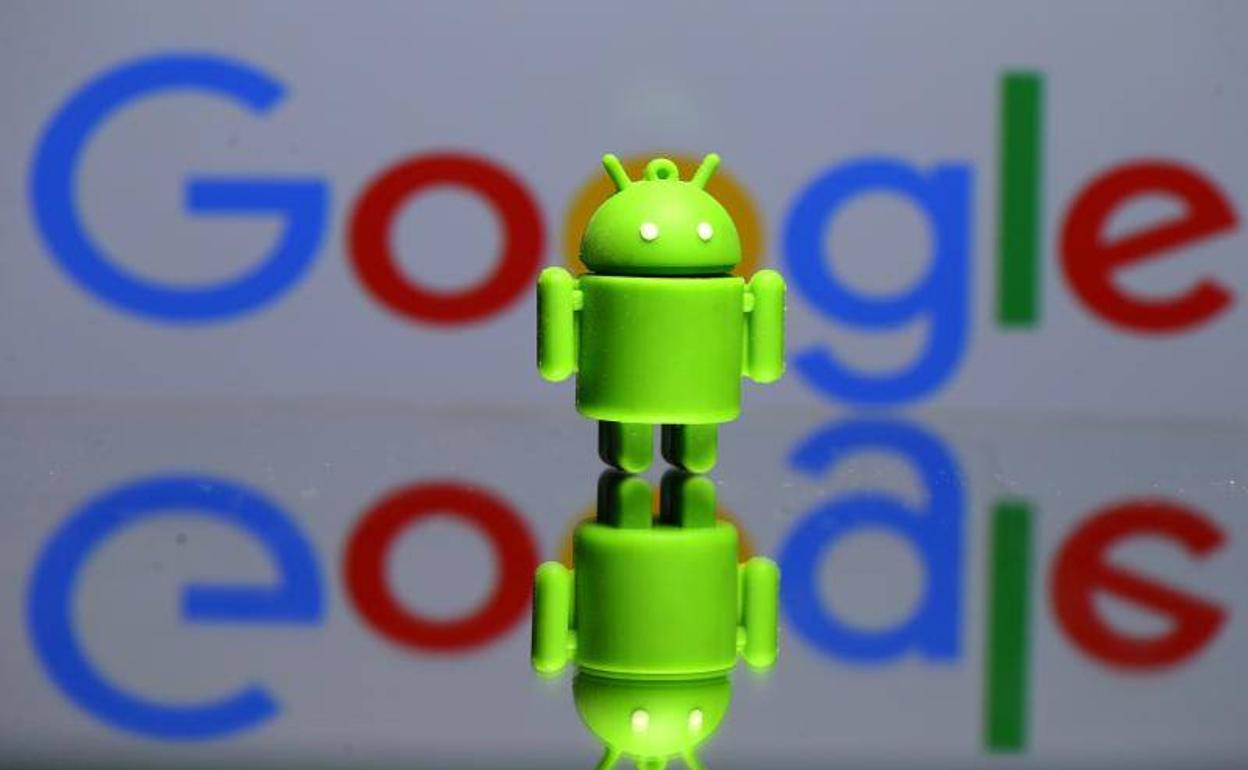 Vista del logo de Android en 3D frente al logo de Google. 