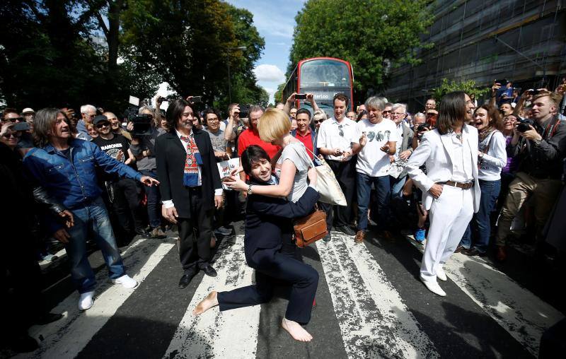 No hay duda. La foto de The Beatles cruzando por el paso de peatones de Abbey Road es una de las fotos más famosas de la historia de la música. Esa imagen cumple hoy 50 años y, para celebrarlo, centenares de fans se han congregado en la icónica calle. Incluso un grupo de imitadores del grupo británico llegó a la calle del barrio londinense de St John's Wood en una réplica del psicodélico Rolls Royce de John Lennon. Toda una gran fiesta para para conmemorar la iamgen que inmortalizó el escocés Iain Macmillan a las 11 horas y 35 minutos del 8 de agosto de 1969. En una sesión fotográfica de diez minutos hizo solo seis fotos y la que se convirtió en la imagen del álbum 'Abbey Road' fue la quinta, en la que los cuatro músicos caminan al unísono.