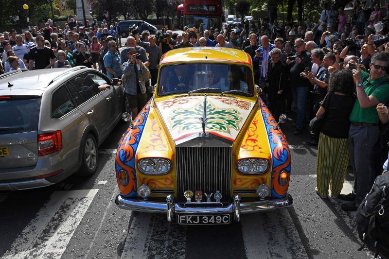 No hay duda. La foto de The Beatles cruzando por el paso de peatones de Abbey Road es una de las fotos más famosas de la historia de la música. Esa imagen cumple hoy 50 años y, para celebrarlo, centenares de fans se han congregado en la icónica calle. Incluso un grupo de imitadores del grupo británico llegó a la calle del barrio londinense de St John's Wood en una réplica del psicodélico Rolls Royce de John Lennon. Toda una gran fiesta para para conmemorar la iamgen que inmortalizó el escocés Iain Macmillan a las 11 horas y 35 minutos del 8 de agosto de 1969. En una sesión fotográfica de diez minutos hizo solo seis fotos y la que se convirtió en la imagen del álbum 'Abbey Road' fue la quinta, en la que los cuatro músicos caminan al unísono.