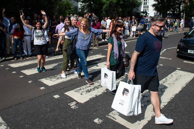 No hay duda. La foto de The Beatles cruzando por el paso de peatones de Abbey Road es una de las fotos más famosas de la historia de la música. Esa imagen cumple hoy 50 años y, para celebrarlo, centenares de fans se han congregado en la icónica calle. Incluso un grupo de imitadores del grupo británico llegó a la calle del barrio londinense de St John's Wood en una réplica del psicodélico Rolls Royce de John Lennon. Toda una gran fiesta para para conmemorar la iamgen que inmortalizó el escocés Iain Macmillan a las 11 horas y 35 minutos del 8 de agosto de 1969. En una sesión fotográfica de diez minutos hizo solo seis fotos y la que se convirtió en la imagen del álbum 'Abbey Road' fue la quinta, en la que los cuatro músicos caminan al unísono.