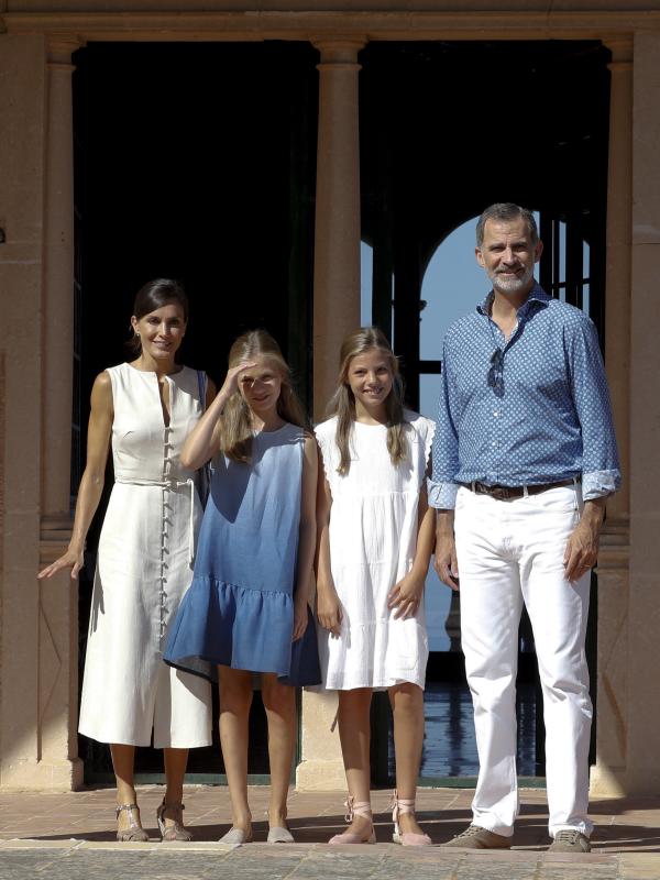 Los Reyes de España, el Rey Felipe VI y la Reina Letizia, y sus hijas, la Princesa Leonor y la Infanta Sofía, han visitado este jueves la Casa Museo de Son Marroig, la posesión fundada por el archiduque Luis Salvador de Austria en Deià (Mallorca). El mirador de la finca con vistas a la costa de la Serra de Tramuntana, los jardines y la casa han formado parte de un recorrido guiado por los actuales propietarios. Ha llamado la atención que los cuatro vestían de azul y blanco.