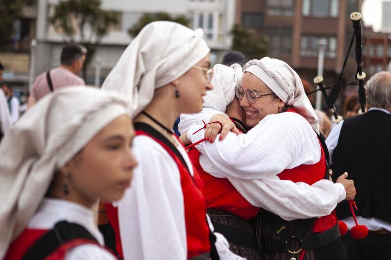 Fotos: Las gaitas toman el Muro de Gijón