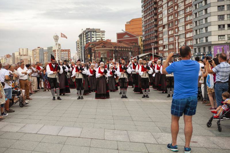 Fotos: Las gaitas toman el Muro de Gijón