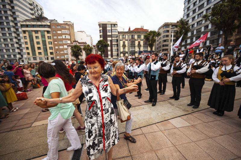 Fotos: Las gaitas toman el Muro de Gijón