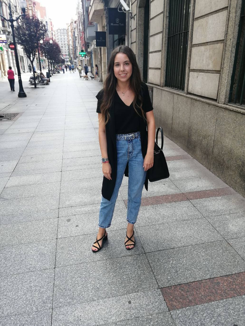 Carlota Escandón, 23 años. Es de Gijón y trabaja en un banco. "Suelo ir así a trabajar, es mi estilo y como hace mucho calor pues voy fresca. Me gusta la moda pero no sigo a influencers, compro lo que me atraiga en cada momento".