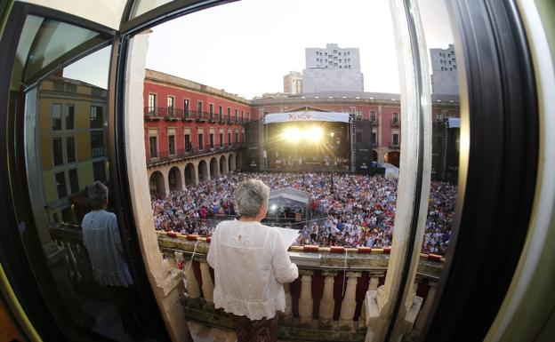 VÍDEO | La alcaldesa canta 'Gijón del alma' en el pregón de la Semana Grande