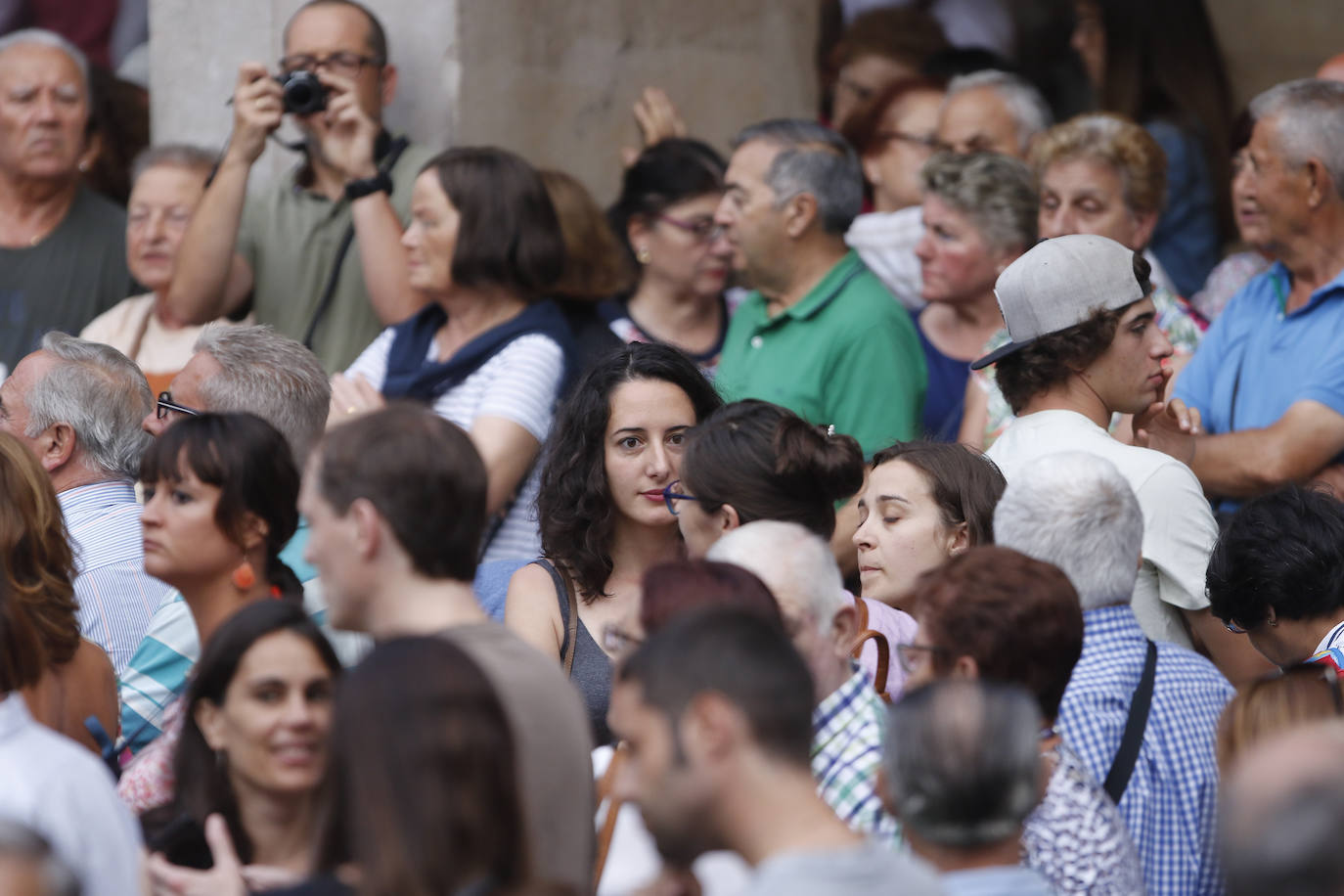 La patinadora Sheila Posada ha sido la pregonera de la Semana Grande de Gijón. Desde el balcón del Ayuntamiento ha invitado a vecinos y veraneantes a disfrutar de unas fiestas en las que «todas las mujeres se sientan seguras». Además, ha pedido respeto para todos los que trabajan estos días y ha reivindicado más apoyo para el patinaje y el deporte femenino. Bailes y música tradicionales han puesto el broche a este inicio de las fiestas.