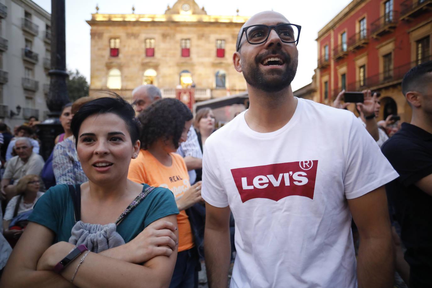 La patinadora Sheila Posada ha sido la pregonera de la Semana Grande de Gijón. Desde el balcón del Ayuntamiento ha invitado a vecinos y veraneantes a disfrutar de unas fiestas en las que «todas las mujeres se sientan seguras». Además, ha pedido respeto para todos los que trabajan estos días y ha reivindicado más apoyo para el patinaje y el deporte femenino. Bailes y música tradicionales han puesto el broche a este inicio de las fiestas.