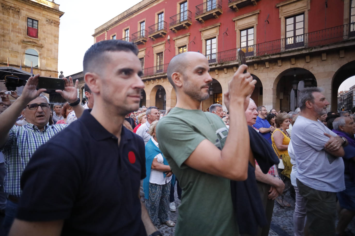 La patinadora Sheila Posada ha sido la pregonera de la Semana Grande de Gijón. Desde el balcón del Ayuntamiento ha invitado a vecinos y veraneantes a disfrutar de unas fiestas en las que «todas las mujeres se sientan seguras». Además, ha pedido respeto para todos los que trabajan estos días y ha reivindicado más apoyo para el patinaje y el deporte femenino. Bailes y música tradicionales han puesto el broche a este inicio de las fiestas.