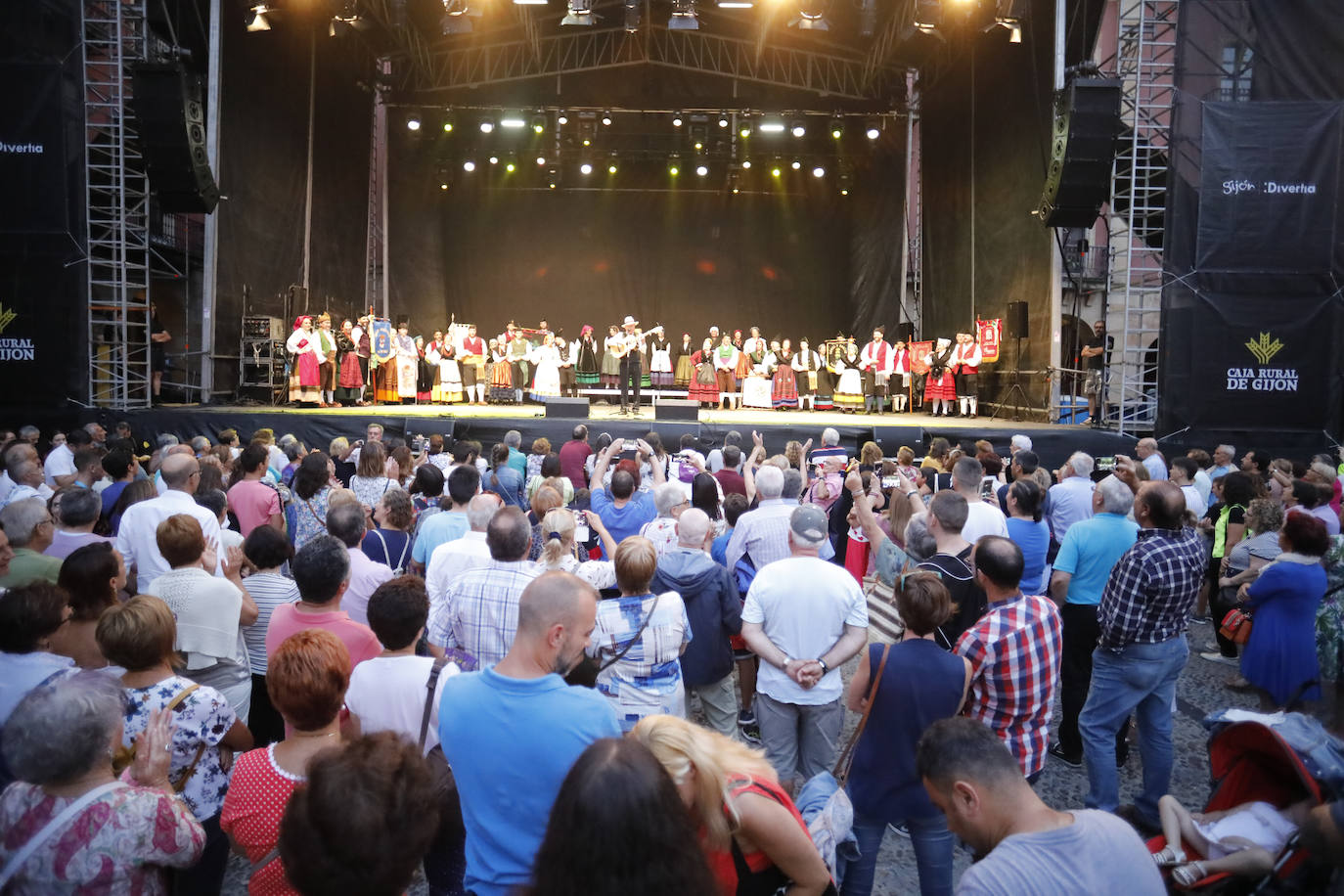 La patinadora Sheila Posada ha sido la pregonera de la Semana Grande de Gijón. Desde el balcón del Ayuntamiento ha invitado a vecinos y veraneantes a disfrutar de unas fiestas en las que «todas las mujeres se sientan seguras». Además, ha pedido respeto para todos los que trabajan estos días y ha reivindicado más apoyo para el patinaje y el deporte femenino. Bailes y música tradicionales han puesto el broche a este inicio de las fiestas.