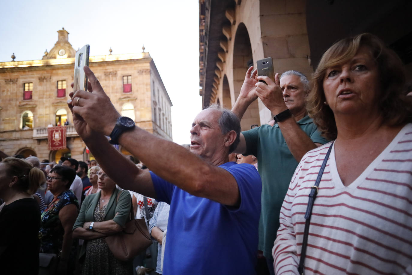 La patinadora Sheila Posada ha sido la pregonera de la Semana Grande de Gijón. Desde el balcón del Ayuntamiento ha invitado a vecinos y veraneantes a disfrutar de unas fiestas en las que «todas las mujeres se sientan seguras». Además, ha pedido respeto para todos los que trabajan estos días y ha reivindicado más apoyo para el patinaje y el deporte femenino. Bailes y música tradicionales han puesto el broche a este inicio de las fiestas.