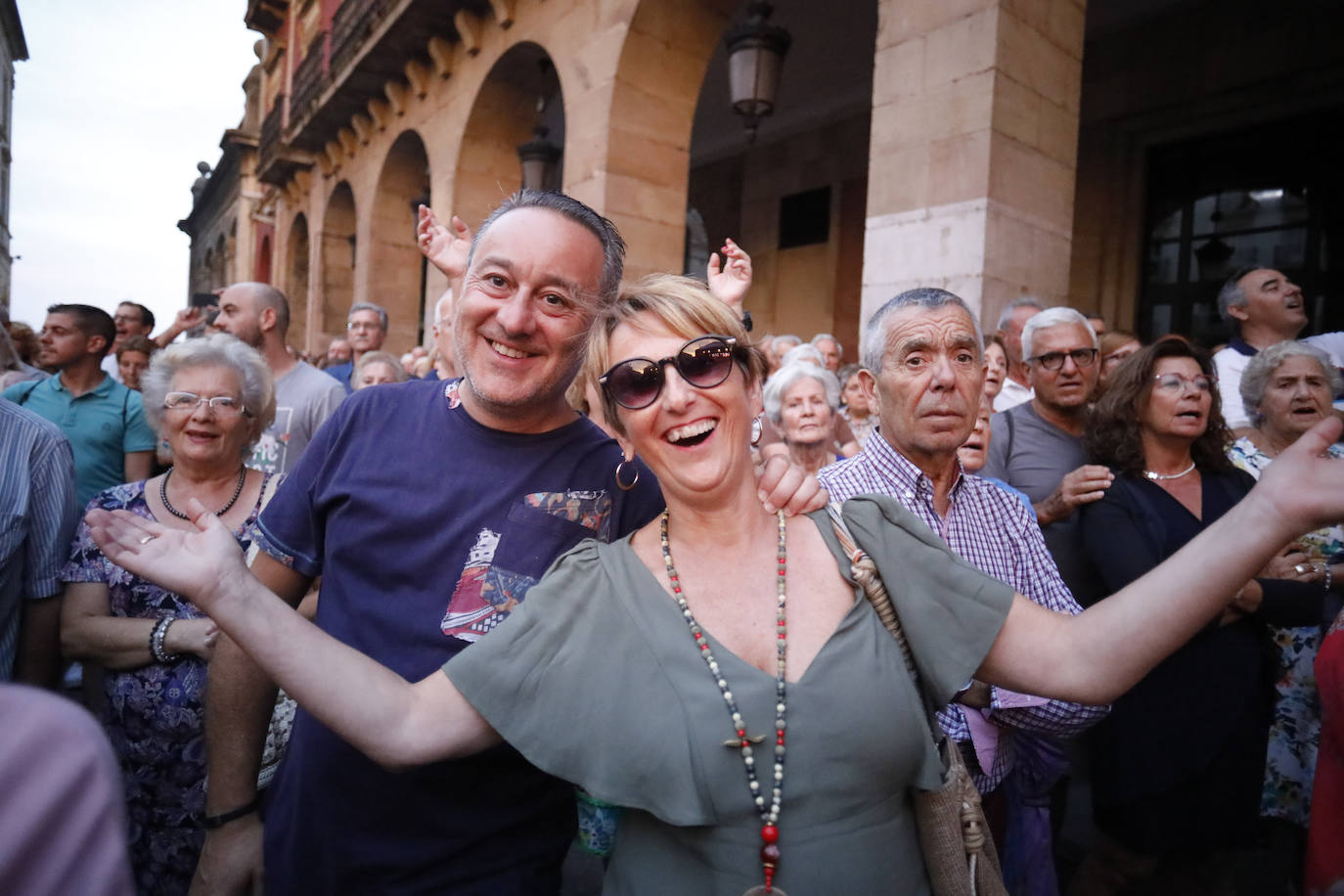 La patinadora Sheila Posada ha sido la pregonera de la Semana Grande de Gijón. Desde el balcón del Ayuntamiento ha invitado a vecinos y veraneantes a disfrutar de unas fiestas en las que «todas las mujeres se sientan seguras». Además, ha pedido respeto para todos los que trabajan estos días y ha reivindicado más apoyo para el patinaje y el deporte femenino. Bailes y música tradicionales han puesto el broche a este inicio de las fiestas.