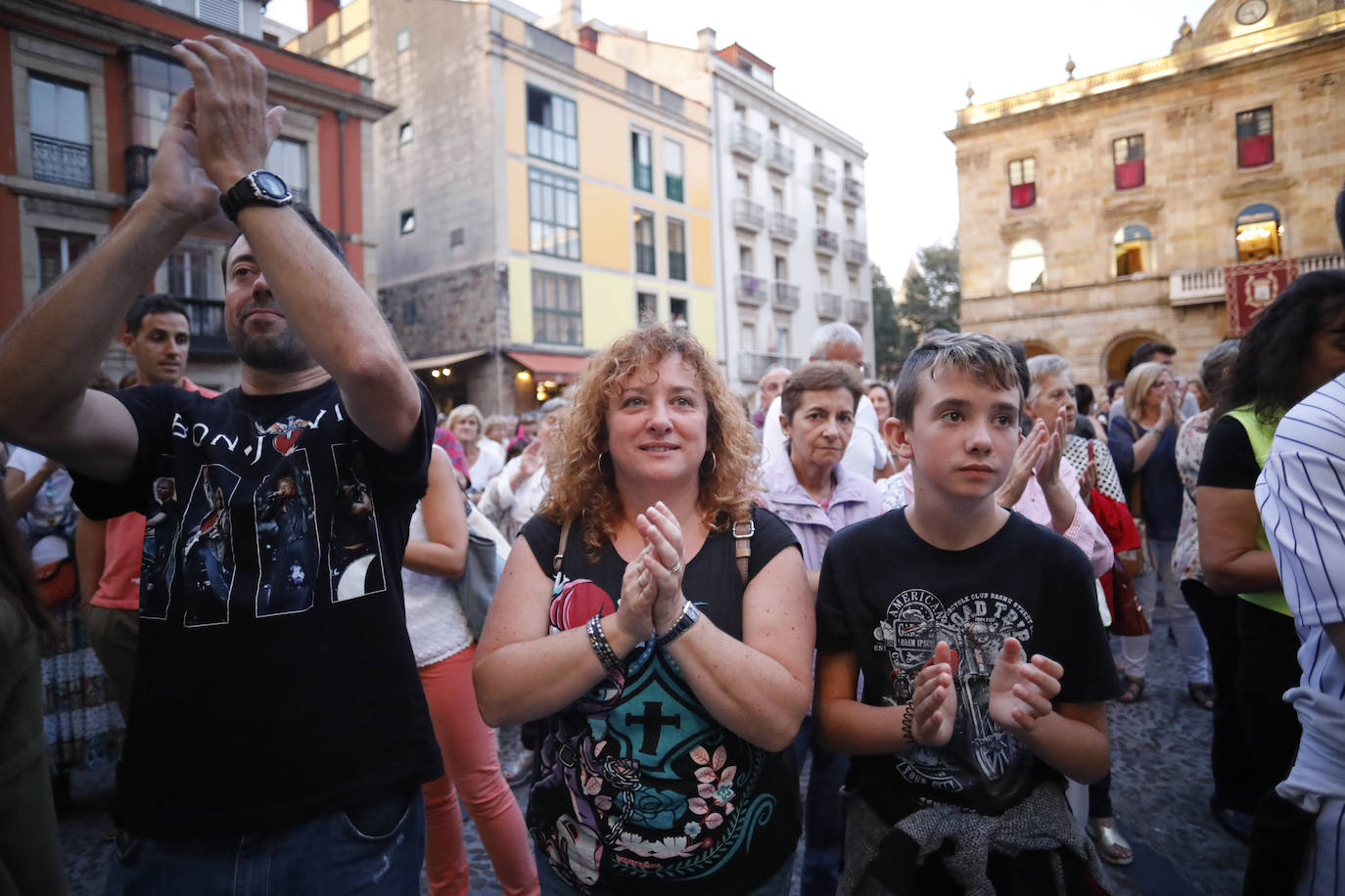 La patinadora Sheila Posada ha sido la pregonera de la Semana Grande de Gijón. Desde el balcón del Ayuntamiento ha invitado a vecinos y veraneantes a disfrutar de unas fiestas en las que «todas las mujeres se sientan seguras». Además, ha pedido respeto para todos los que trabajan estos días y ha reivindicado más apoyo para el patinaje y el deporte femenino. Bailes y música tradicionales han puesto el broche a este inicio de las fiestas.