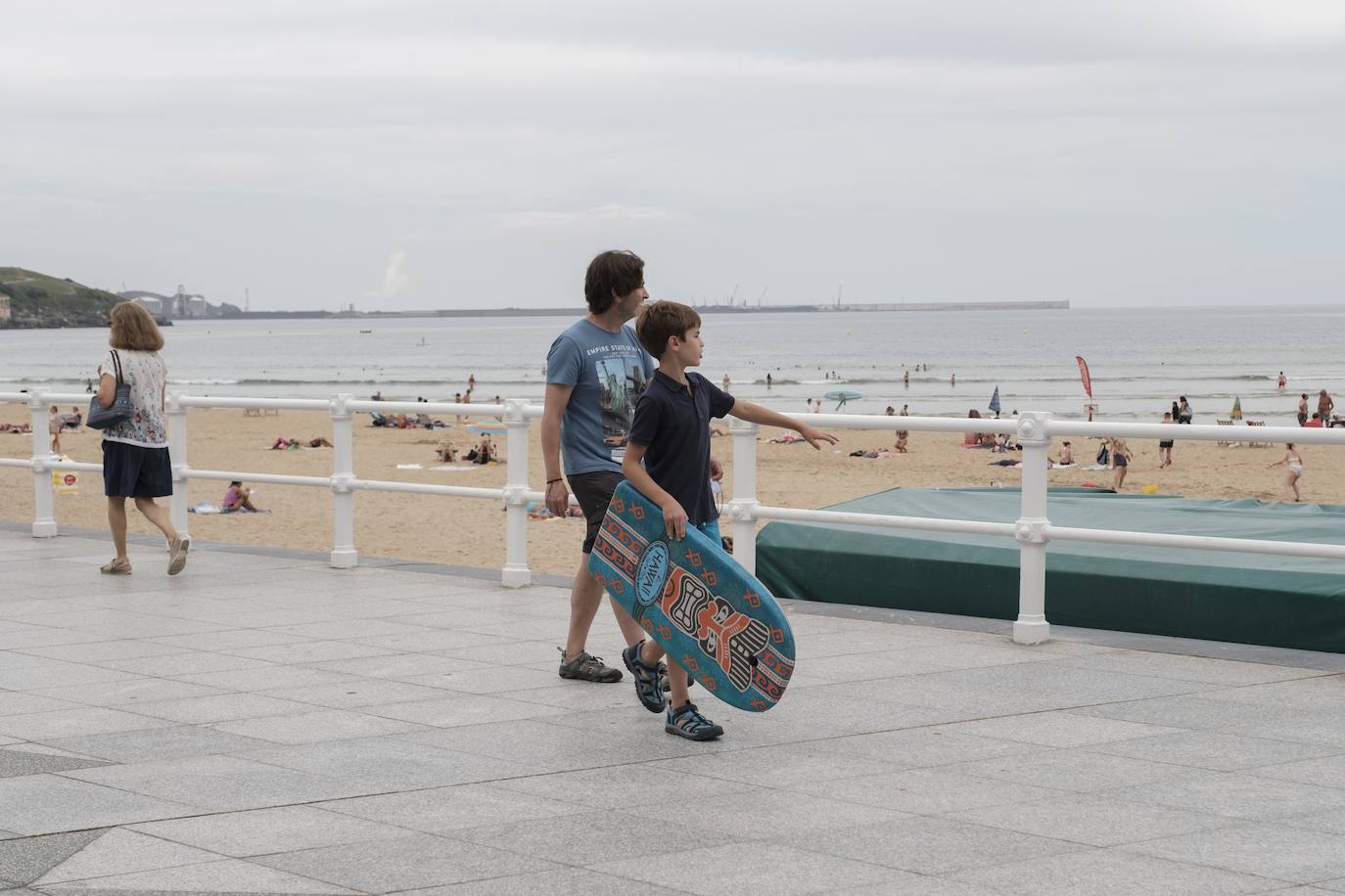 El litoral asturiano permanece este viernes en alerta por fuertes vientos y olas que podrán alcanzar los cuatro metros.