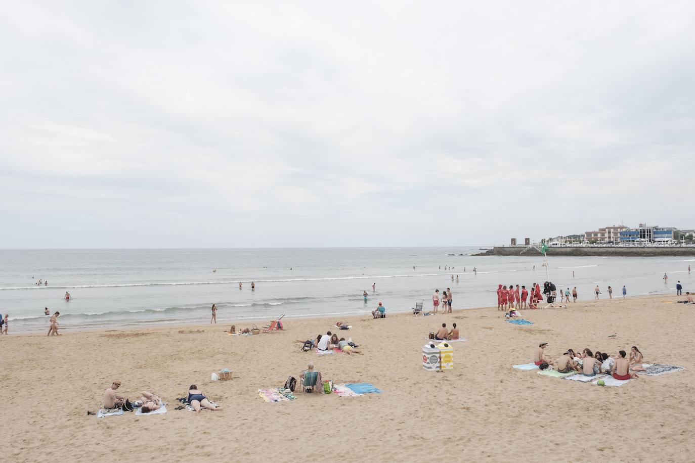 El litoral asturiano permanece este viernes en alerta por fuertes vientos y olas que podrán alcanzar los cuatro metros.