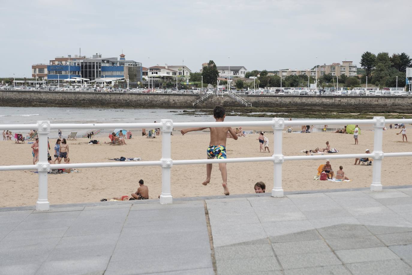 El litoral asturiano permanece este viernes en alerta por fuertes vientos y olas que podrán alcanzar los cuatro metros.