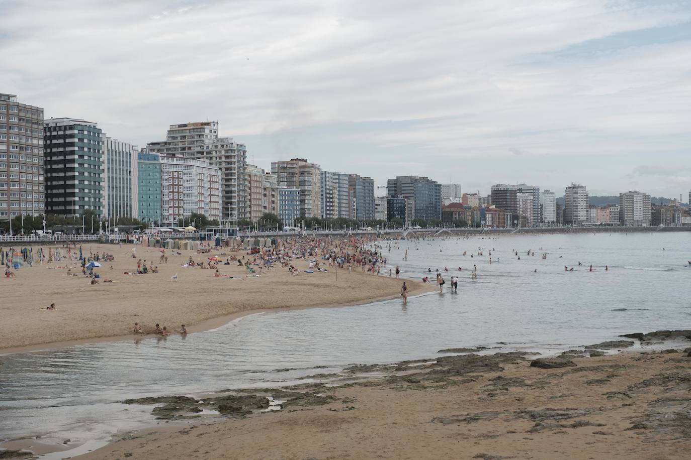 El litoral asturiano permanece este viernes en alerta por fuertes vientos y olas que podrán alcanzar los cuatro metros.