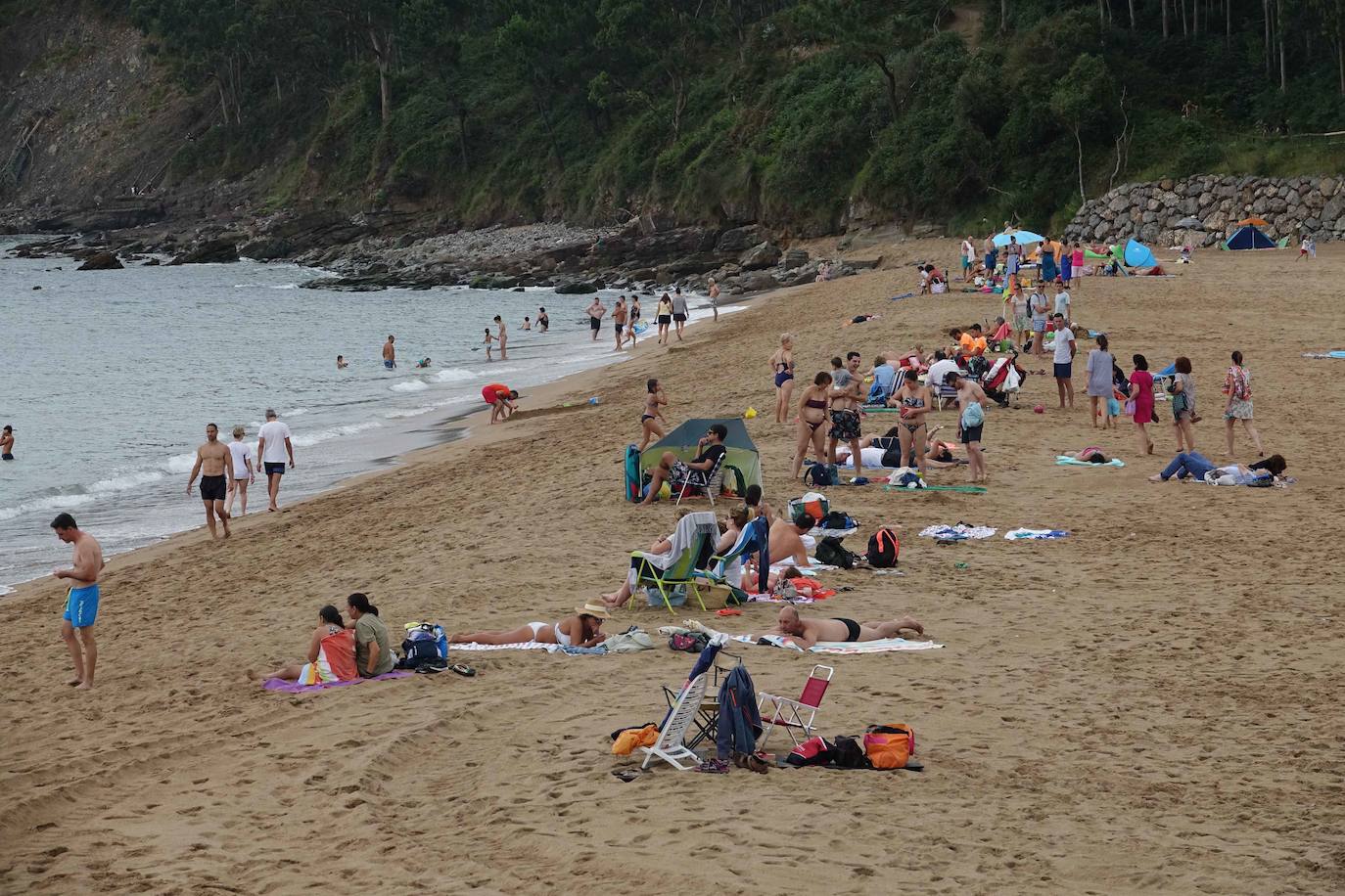 El litoral asturiano permanece este viernes en alerta por fuertes vientos y olas que podrán alcanzar los cuatro metros.