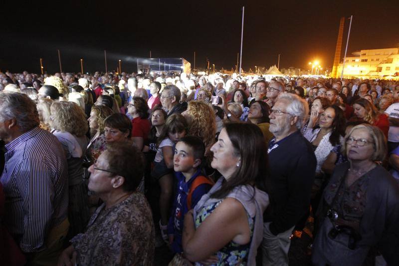 Diana Navarro fue la encargada de cerrar la noche en Poniente después de que la Semana Grande llenase calles, terrazas y espectáculos con el sol presente en la jornada. 