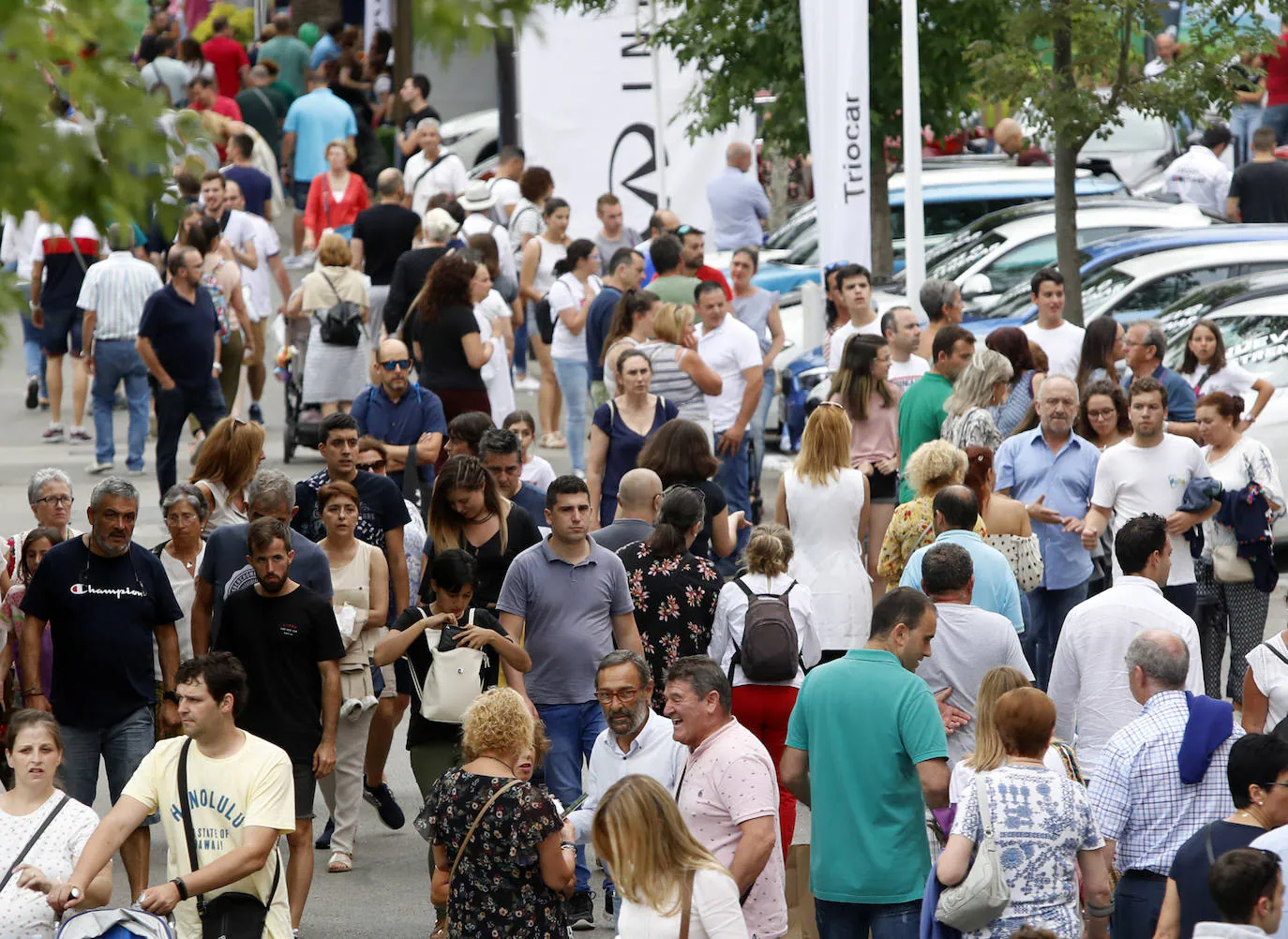 Llenazo en el pabellón de Liberbank en la Feria de Muestras de Asturias. La Funcación Bancaria Cajastur ha celebrado este sábado el encuentro de las asociaciones colaboradoras con la Acción Social de la Fundación Cajastur-Liberbank. Entre los asistentes, los miembros del equipo Real Oviedo Genuine, que firmaron pósteres para los visitantes.