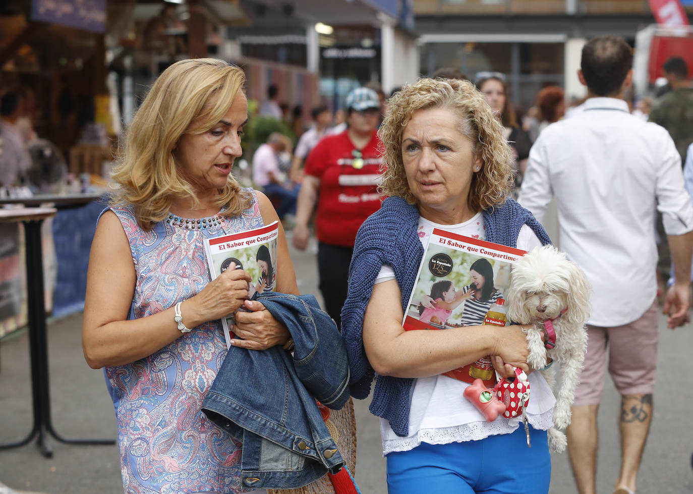 Llenazo en el pabellón de Liberbank en la Feria de Muestras de Asturias. La Funcación Bancaria Cajastur ha celebrado este sábado el encuentro de las asociaciones colaboradoras con la Acción Social de la Fundación Cajastur-Liberbank. Entre los asistentes, los miembros del equipo Real Oviedo Genuine, que firmaron pósteres para los visitantes.