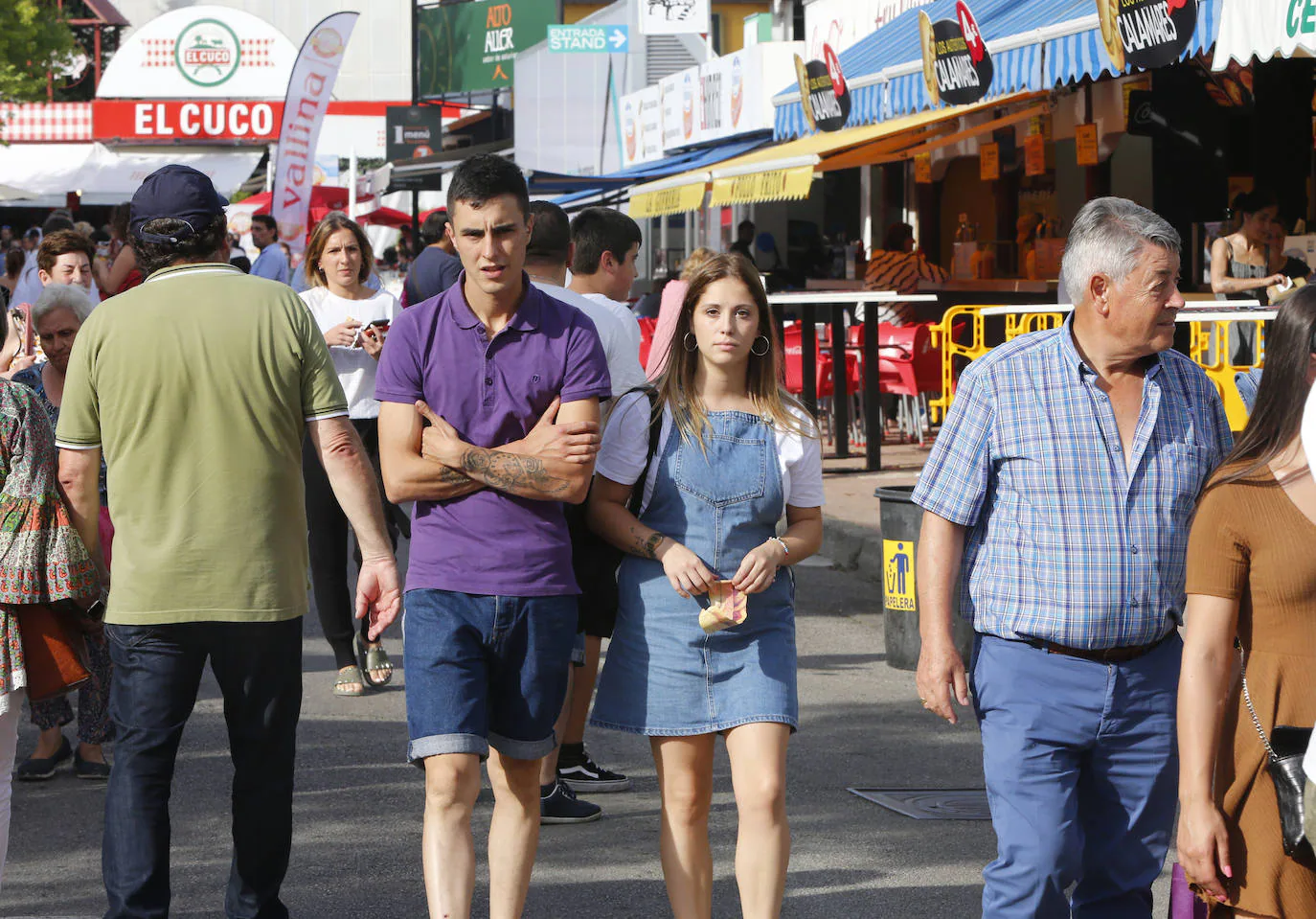 Llenazo en el pabellón de Liberbank en la Feria de Muestras de Asturias. La Funcación Bancaria Cajastur ha celebrado este sábado el encuentro de las asociaciones colaboradoras con la Acción Social de la Fundación Cajastur-Liberbank. Entre los asistentes, los miembros del equipo Real Oviedo Genuine, que firmaron pósteres para los visitantes.