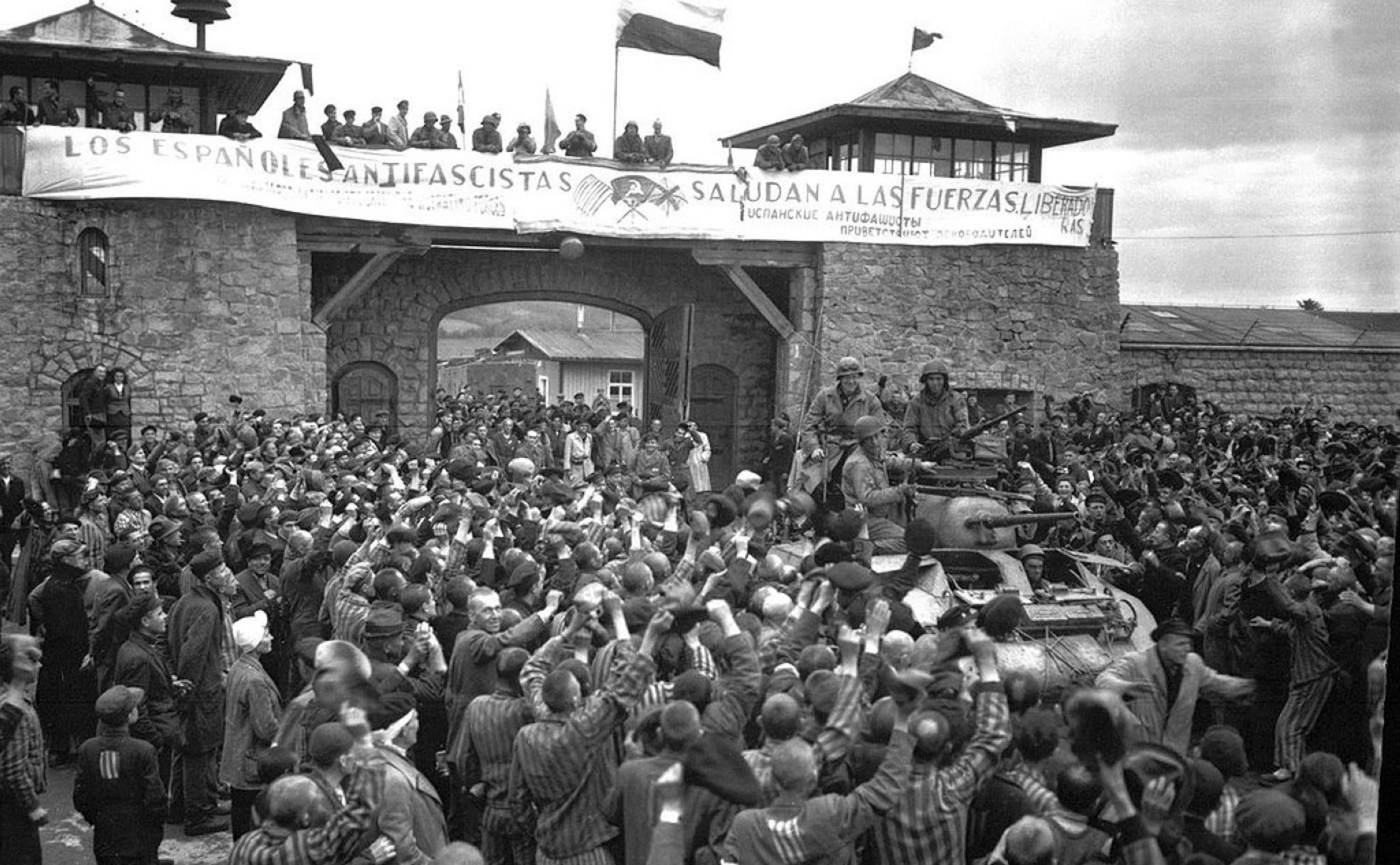 Una imagen de la liberación de Mauthausen, con la famosa pancarta de los presos españoles sobre la puerta. 