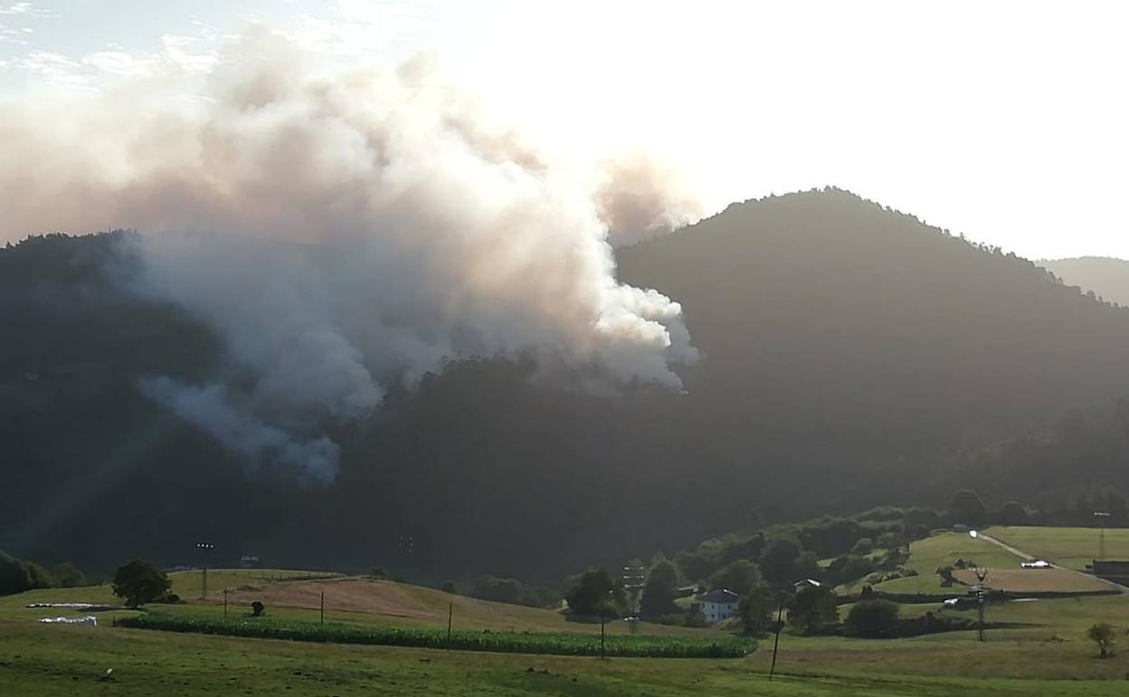 Monte de La Pachera, en el Valle de Paredes, afectado por un incendio forestal