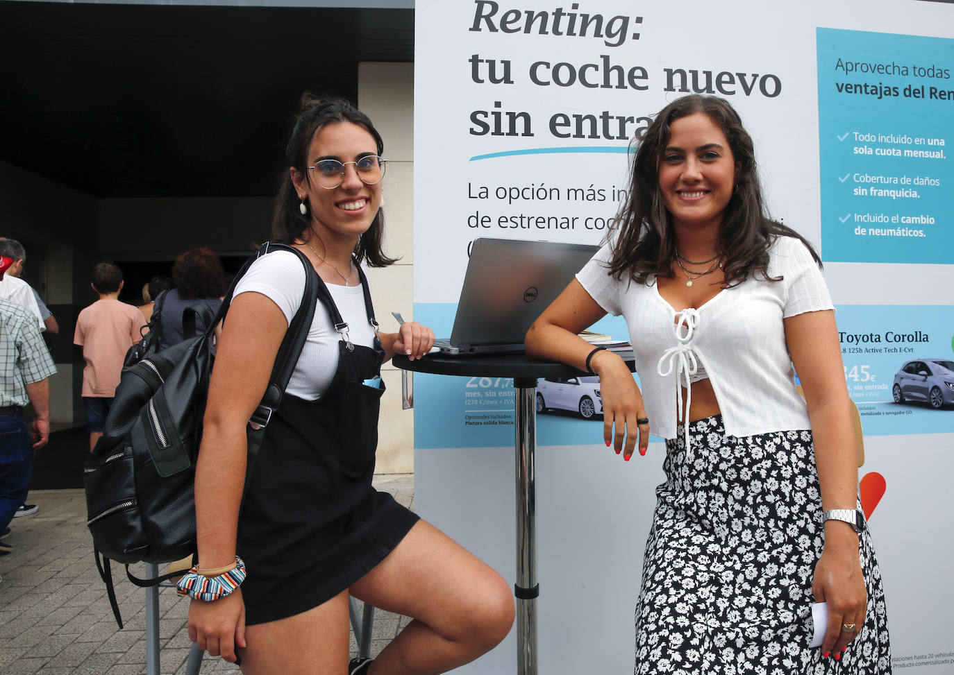 Llenazo en el pabellón de Liberbank en la Feria de Muestras de Asturias. La Funcación Bancaria Cajastur ha celebrado este sábado el encuentro de las asociaciones colaboradoras con la Acción Social de la Fundación Cajastur-Liberbank. Entre los asistentes, los miembros del equipo Real Oviedo Genuine, que firmaron pósteres para los visitantes.