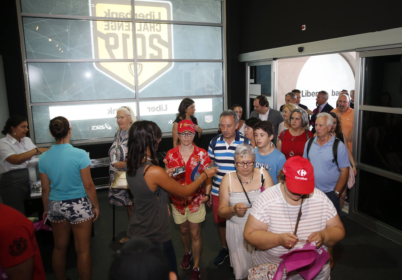 Llenazo en el pabellón de Liberbank en la Feria de Muestras de Asturias. La Funcación Bancaria Cajastur ha celebrado este sábado el encuentro de las asociaciones colaboradoras con la Acción Social de la Fundación Cajastur-Liberbank. Entre los asistentes, los miembros del equipo Real Oviedo Genuine, que firmaron pósteres para los visitantes.