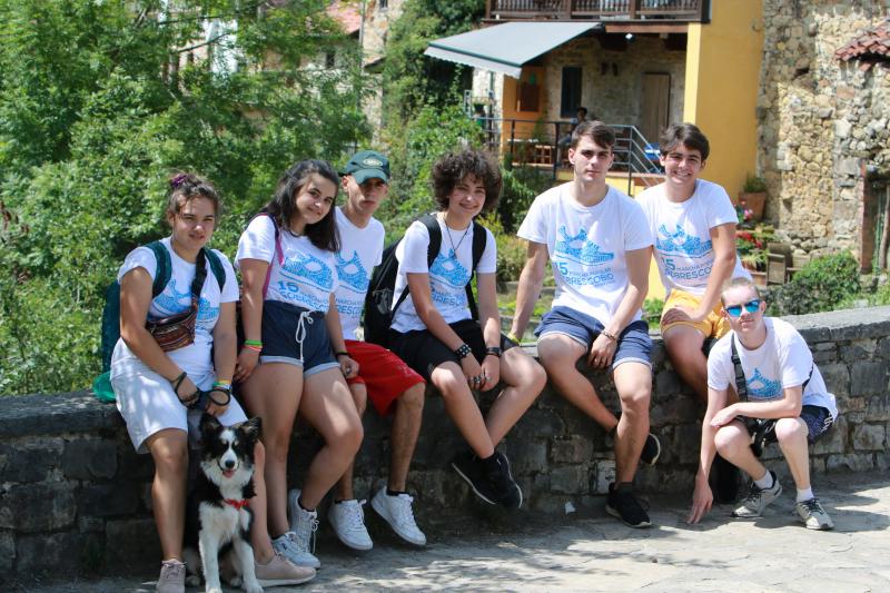 Medio millar de personas ha participado en la Marcha Popular que desde hace quince años recorre los pueblos de Sobrescobio. Se trata de una de las citas más esperadas del verano en la comarca del Nalón que se enmarca en las actividades de la Sextaferia Coyana, que llena de actividades el concejo durante el periodo estival.