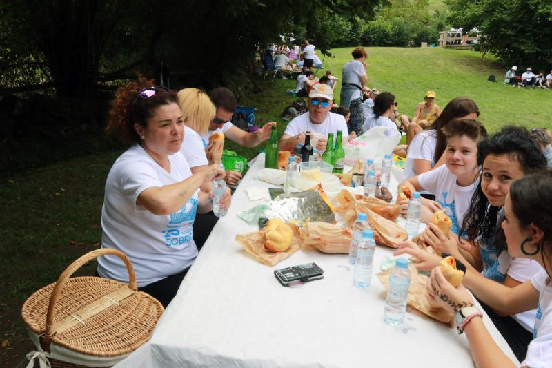 Medio millar de personas ha participado en la Marcha Popular que desde hace quince años recorre los pueblos de Sobrescobio. Se trata de una de las citas más esperadas del verano en la comarca del Nalón que se enmarca en las actividades de la Sextaferia Coyana, que llena de actividades el concejo durante el periodo estival.