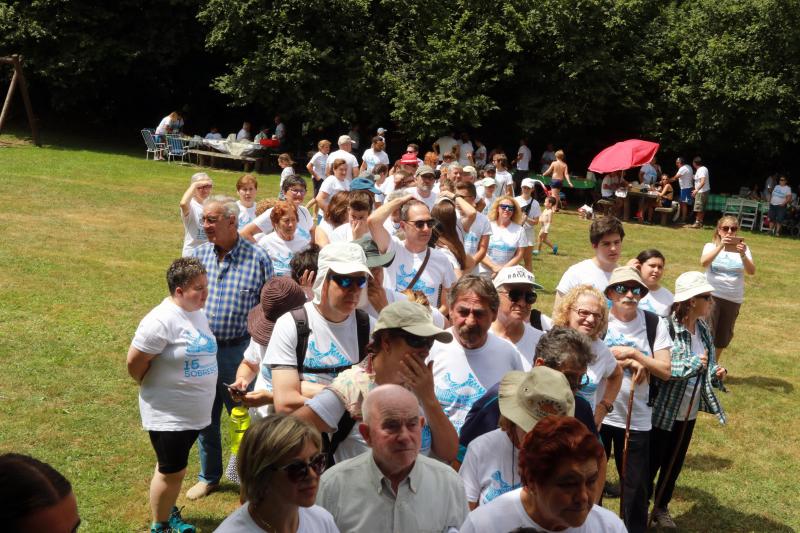 Medio millar de personas ha participado en la Marcha Popular que desde hace quince años recorre los pueblos de Sobrescobio. Se trata de una de las citas más esperadas del verano en la comarca del Nalón que se enmarca en las actividades de la Sextaferia Coyana, que llena de actividades el concejo durante el periodo estival.