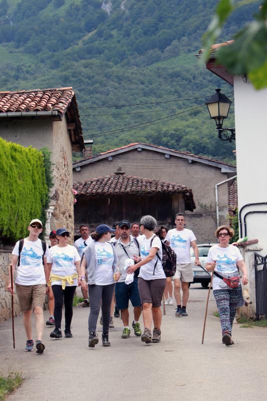 Medio millar de personas ha participado en la Marcha Popular que desde hace quince años recorre los pueblos de Sobrescobio. Se trata de una de las citas más esperadas del verano en la comarca del Nalón que se enmarca en las actividades de la Sextaferia Coyana, que llena de actividades el concejo durante el periodo estival.