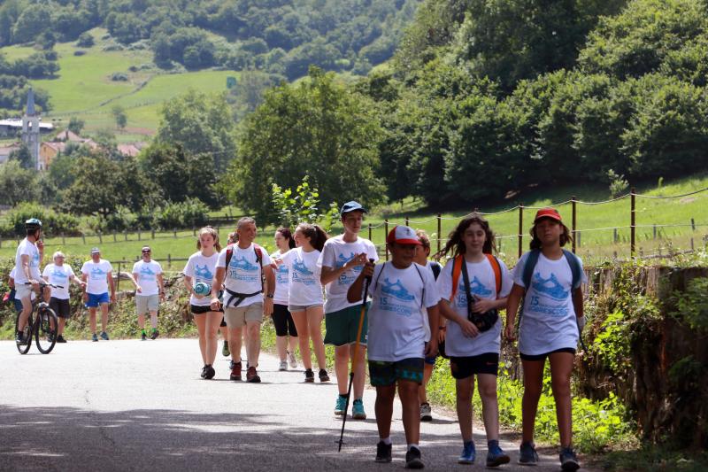 Medio millar de personas ha participado en la Marcha Popular que desde hace quince años recorre los pueblos de Sobrescobio. Se trata de una de las citas más esperadas del verano en la comarca del Nalón que se enmarca en las actividades de la Sextaferia Coyana, que llena de actividades el concejo durante el periodo estival.