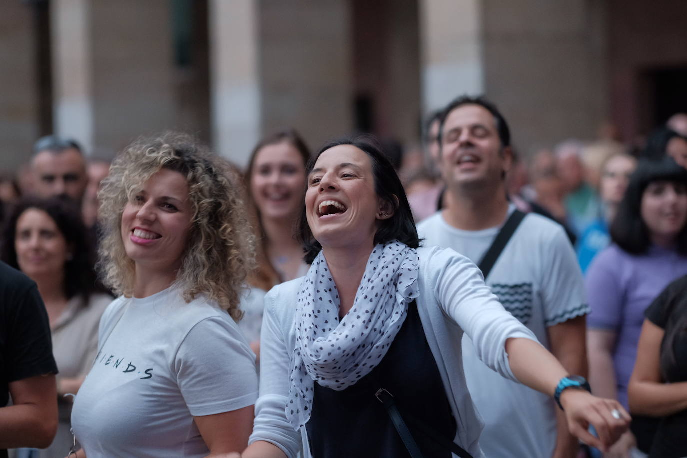 Una de las bandas de moda del pop nacional, Varry Brava, ha reunido a cientos de fans en la plaza Mayor de Gijón, que han vibrado con los temas de su último trabajo, 'Furor'.