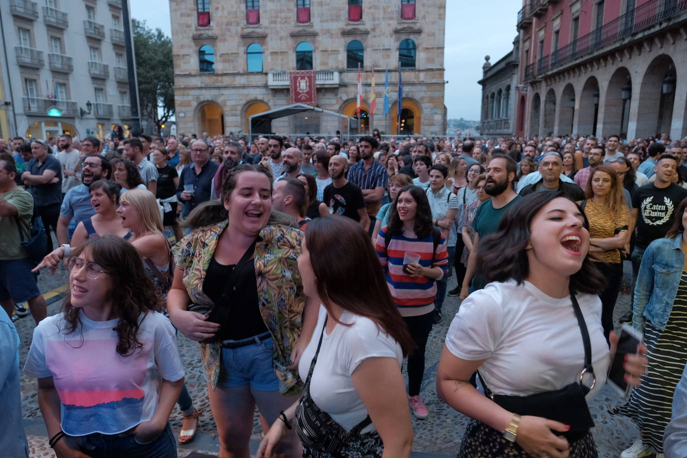 Una de las bandas de moda del pop nacional, Varry Brava, ha reunido a cientos de fans en la plaza Mayor de Gijón, que han vibrado con los temas de su último trabajo, 'Furor'.