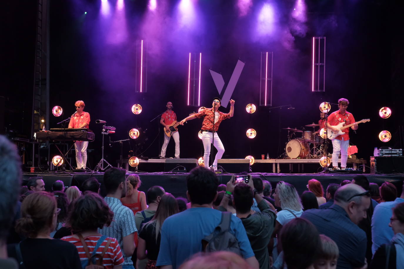 Una de las bandas de moda del pop nacional, Varry Brava, ha reunido a cientos de fans en la plaza Mayor de Gijón, que han vibrado con los temas de su último trabajo, 'Furor'.