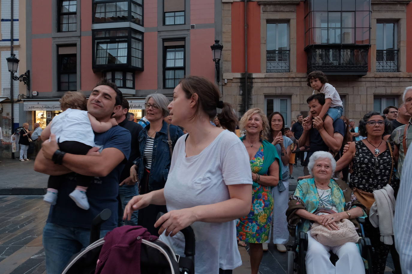 Una de las bandas de moda del pop nacional, Varry Brava, ha reunido a cientos de fans en la plaza Mayor de Gijón, que han vibrado con los temas de su último trabajo, 'Furor'.