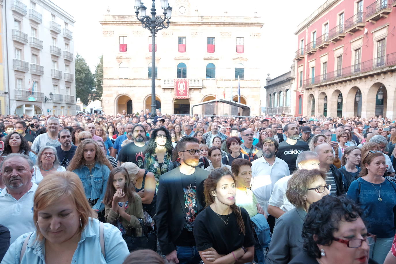 Asier Etxeandia y Enrico Barbaro pusieron música en la plaza Mayor este domingo. Una muestra de creatividad y talento que sorprendió al público. 