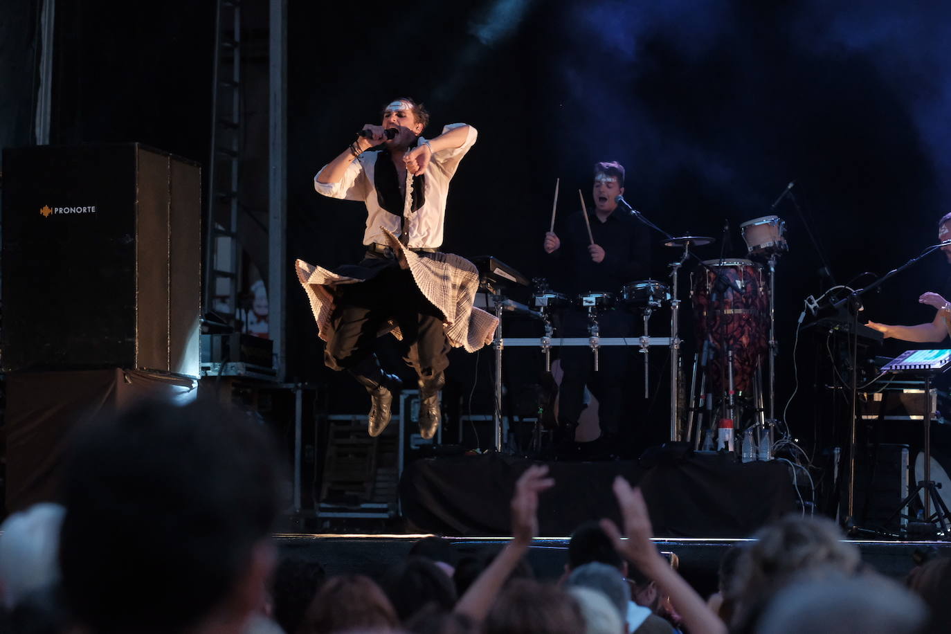 Asier Etxeandia y Enrico Barbaro pusieron música en la plaza Mayor este domingo. Una muestra de creatividad y talento que sorprendió al público. 