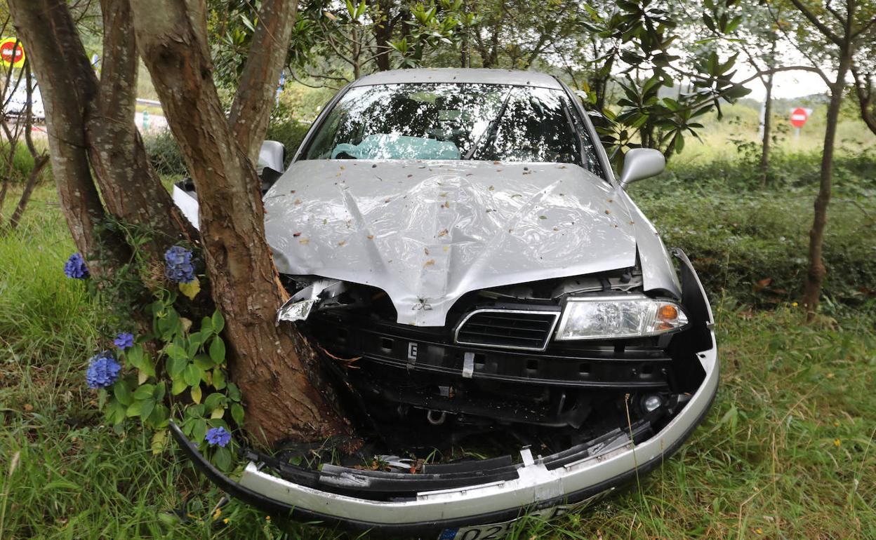 El vehículo quedó empotrado en un árbol dentro de la rotonda. 