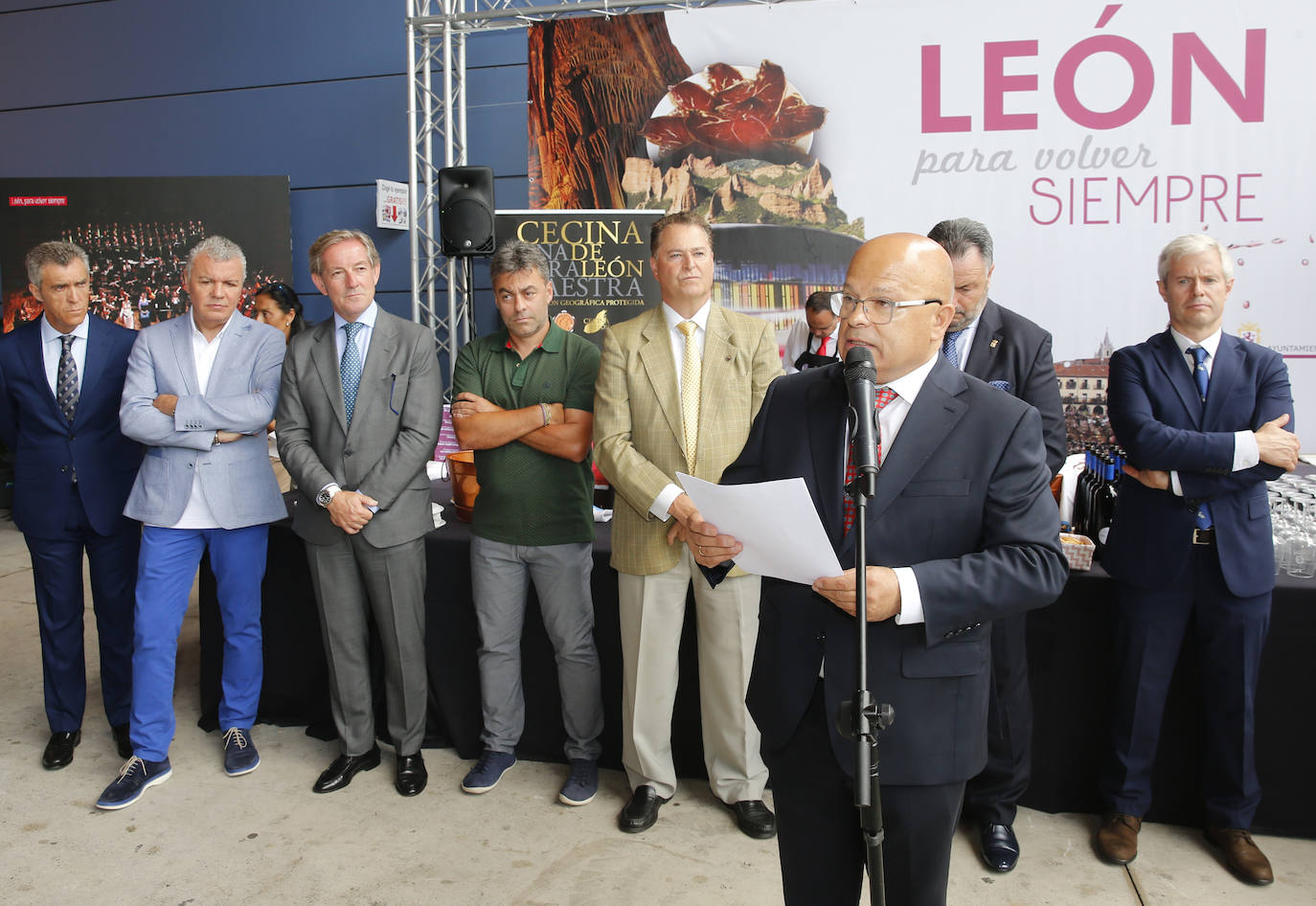 Día de León y Astorga en la Feria de Muestras de Asturias. La provincia vecina ha elegido la gran cita comercial del Principado para dar a conocer sus productos gastronómicos, como embutidos, queso, vino o miel, y su gran oferta turística. La propuesta ha reunido a numeroso público.