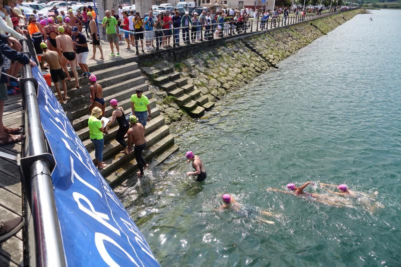 La mierense Aroa Silva, nadadora del Club Santa Olaya, se ha impuesto en la travesía y en el Descenso del Sella, logrando el triunfo absoluto y en categoría femenina. 