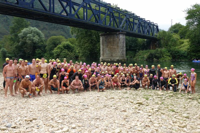 La mierense Aroa Silva, nadadora del Club Santa Olaya, se ha impuesto en la travesía y en el Descenso del Sella, logrando el triunfo absoluto y en categoría femenina. 