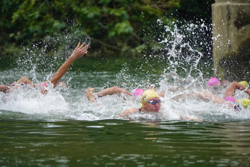 La mierense Aroa Silva, nadadora del Club Santa Olaya, se ha impuesto en la travesía y en el Descenso del Sella, logrando el triunfo absoluto y en categoría femenina. 