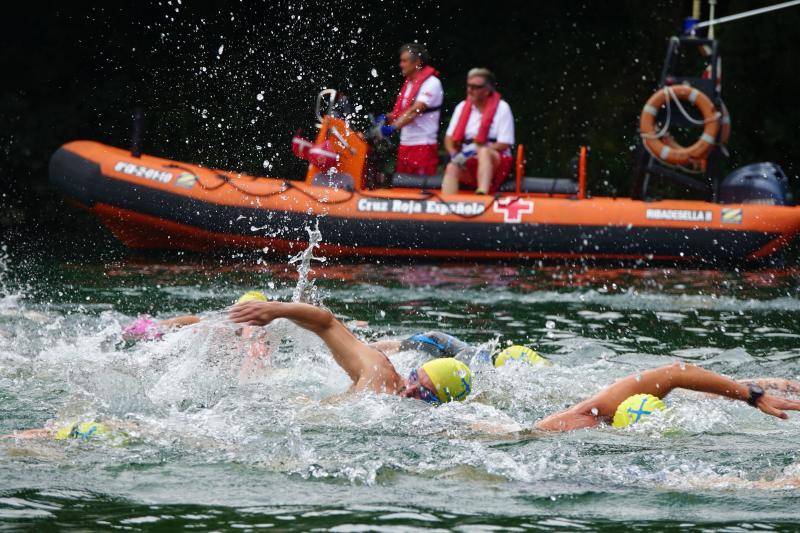 La mierense Aroa Silva, nadadora del Club Santa Olaya, se ha impuesto en la travesía y en el Descenso del Sella, logrando el triunfo absoluto y en categoría femenina. 