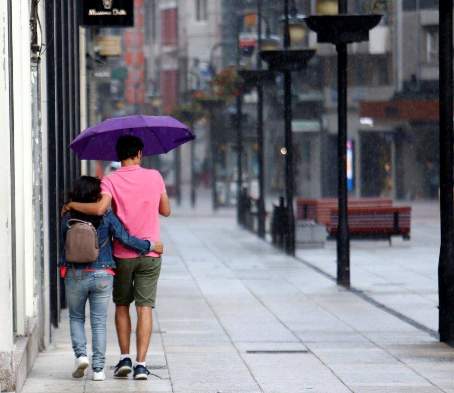Una fuerte tormenta se ha registrado este domingo en Oviedo, un fenómeno que ha soprendido a muchos en la calle disfrutando de lo que estaba siendo un día de verano.