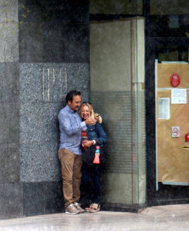 Una fuerte tormenta se ha registrado este domingo en Oviedo, un fenómeno que ha soprendido a muchos en la calle disfrutando de lo que estaba siendo un día de verano.